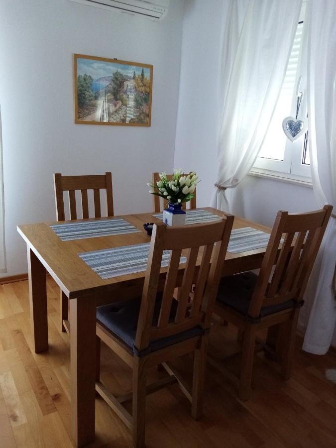 Apartman Mikola With Sea View Trogir Eksteriør billede