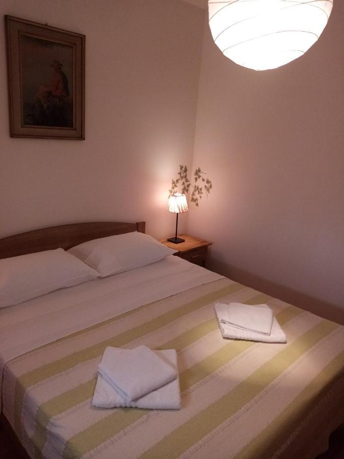 Apartman Mikola With Sea View Trogir Eksteriør billede