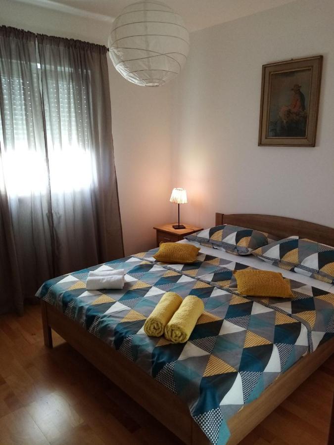 Apartman Mikola With Sea View Trogir Eksteriør billede
