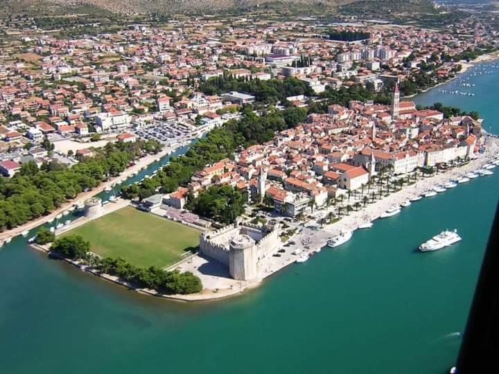 Apartman Mikola With Sea View Trogir Eksteriør billede