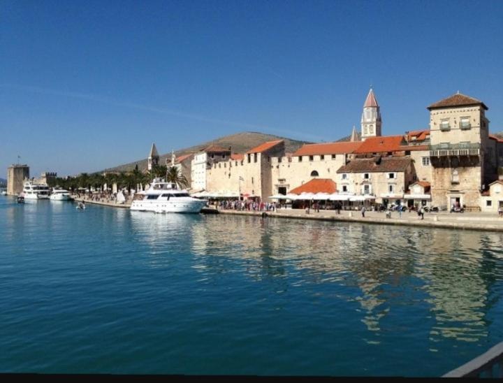 Apartman Mikola With Sea View Trogir Eksteriør billede